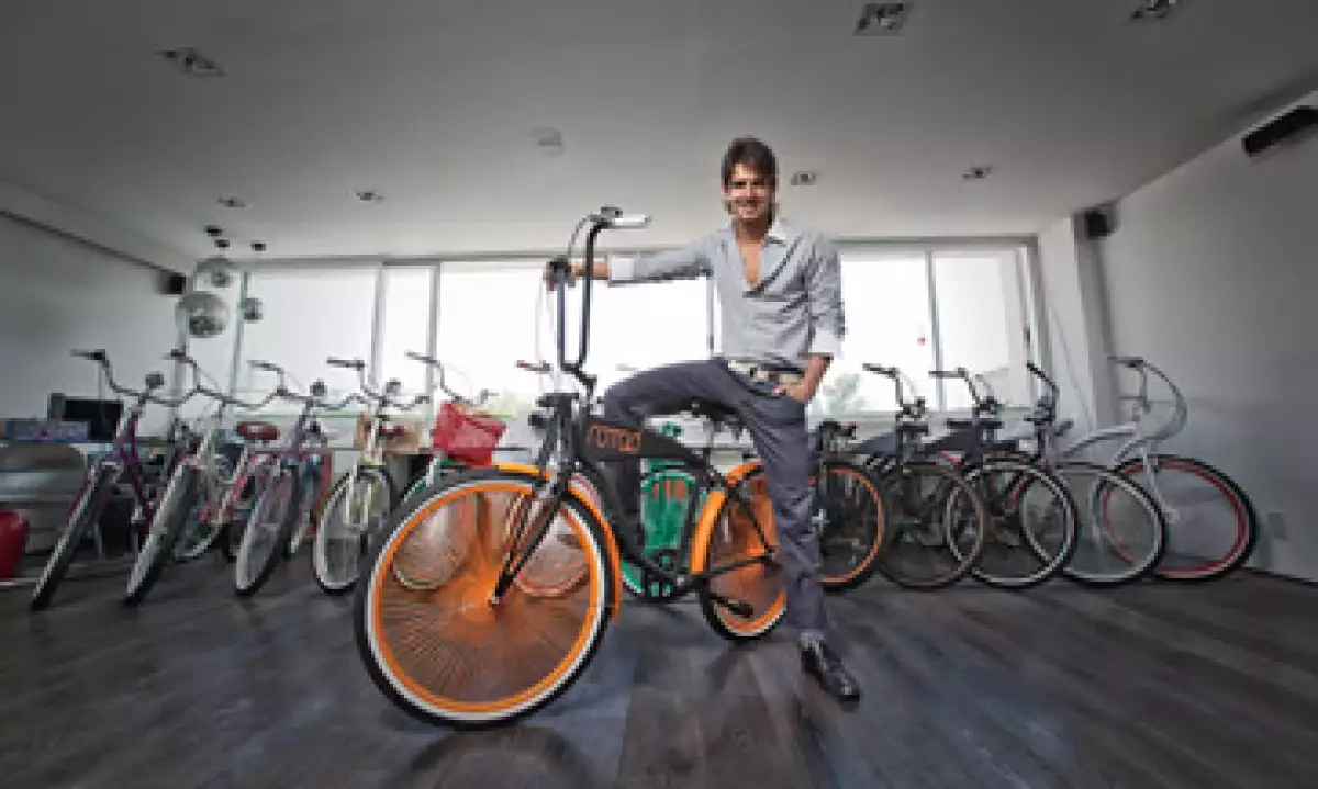Roberto Domínguez inició su empresa en 2011. En promedio, vende 20 bicicletas al mes. Domínguez no sabía de maquila y tuvo que aprender a armar bicicletas para supervisar cada pieza y pedido personalmente. (Foto: César Sandoval Manjarrez)