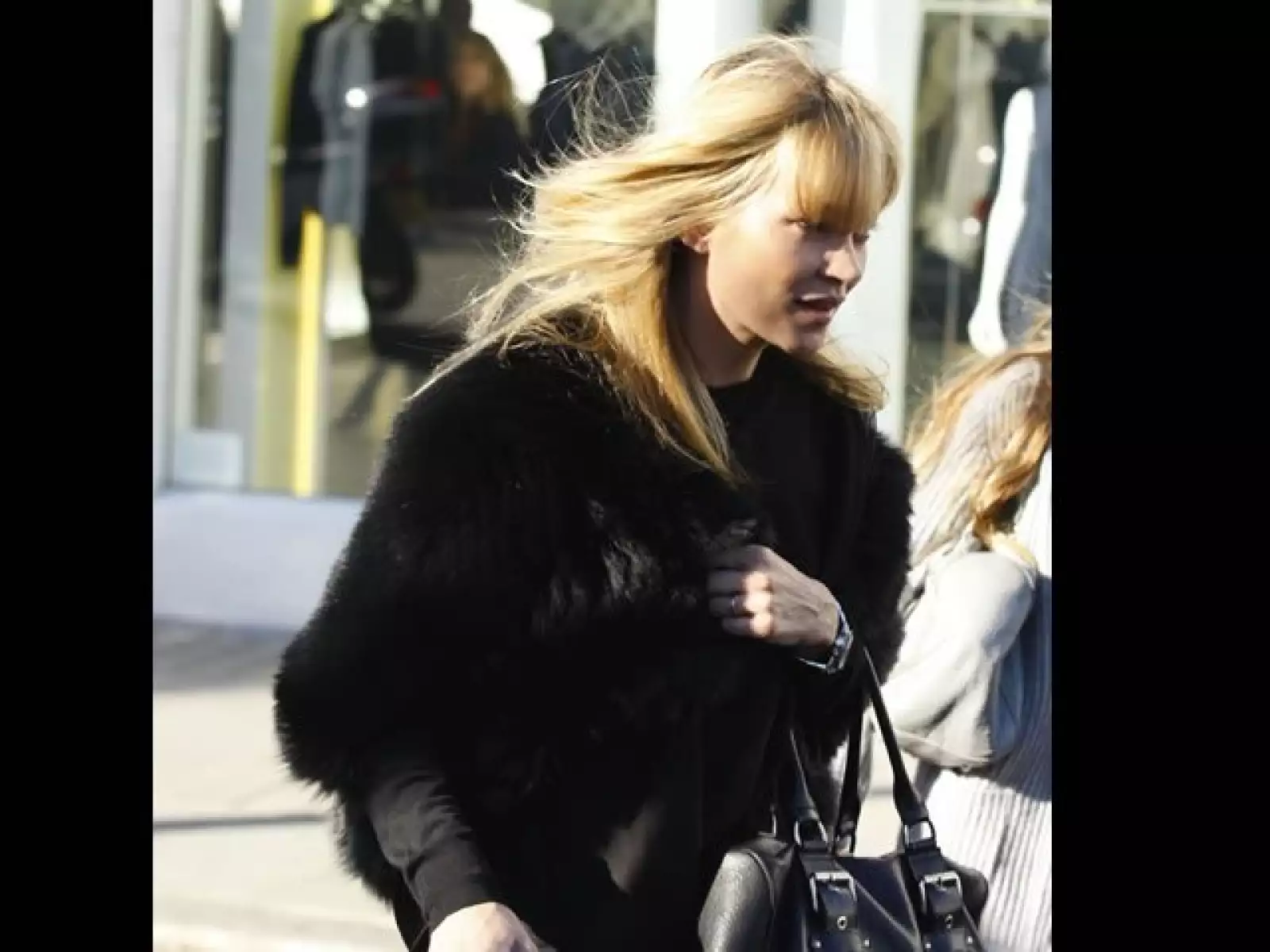 Kate Moss no deja el estilo y la moda por nada y mucho menos por frio...