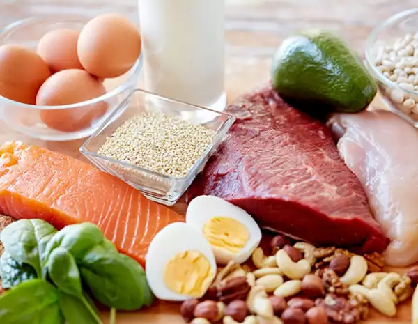 Encuentra vitamina B12 en proteínas animales.