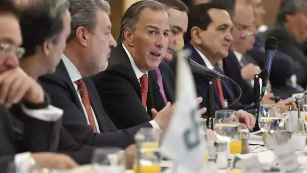 En reunión con el exsecretario de Hacienda,