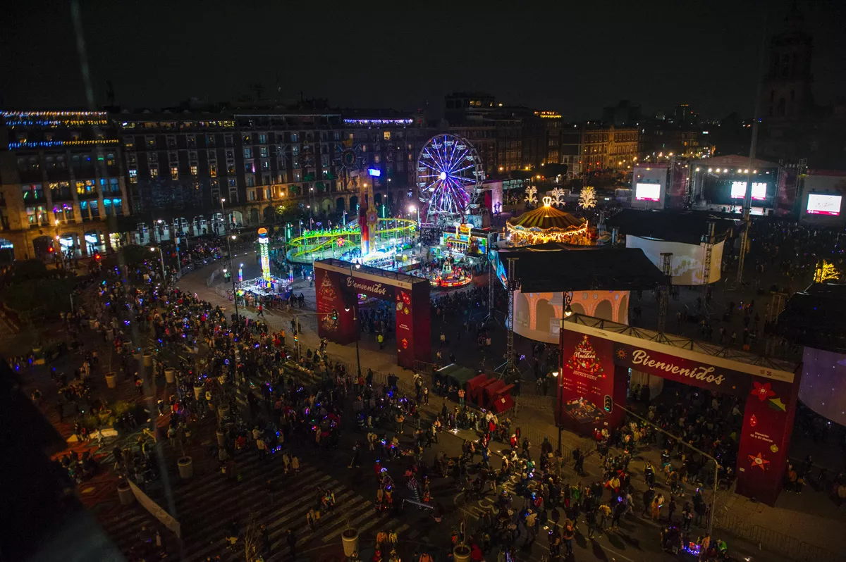 (Capitalinos se congregan en el Zócalo de la CMDX para visitar las atracciones navideñas)