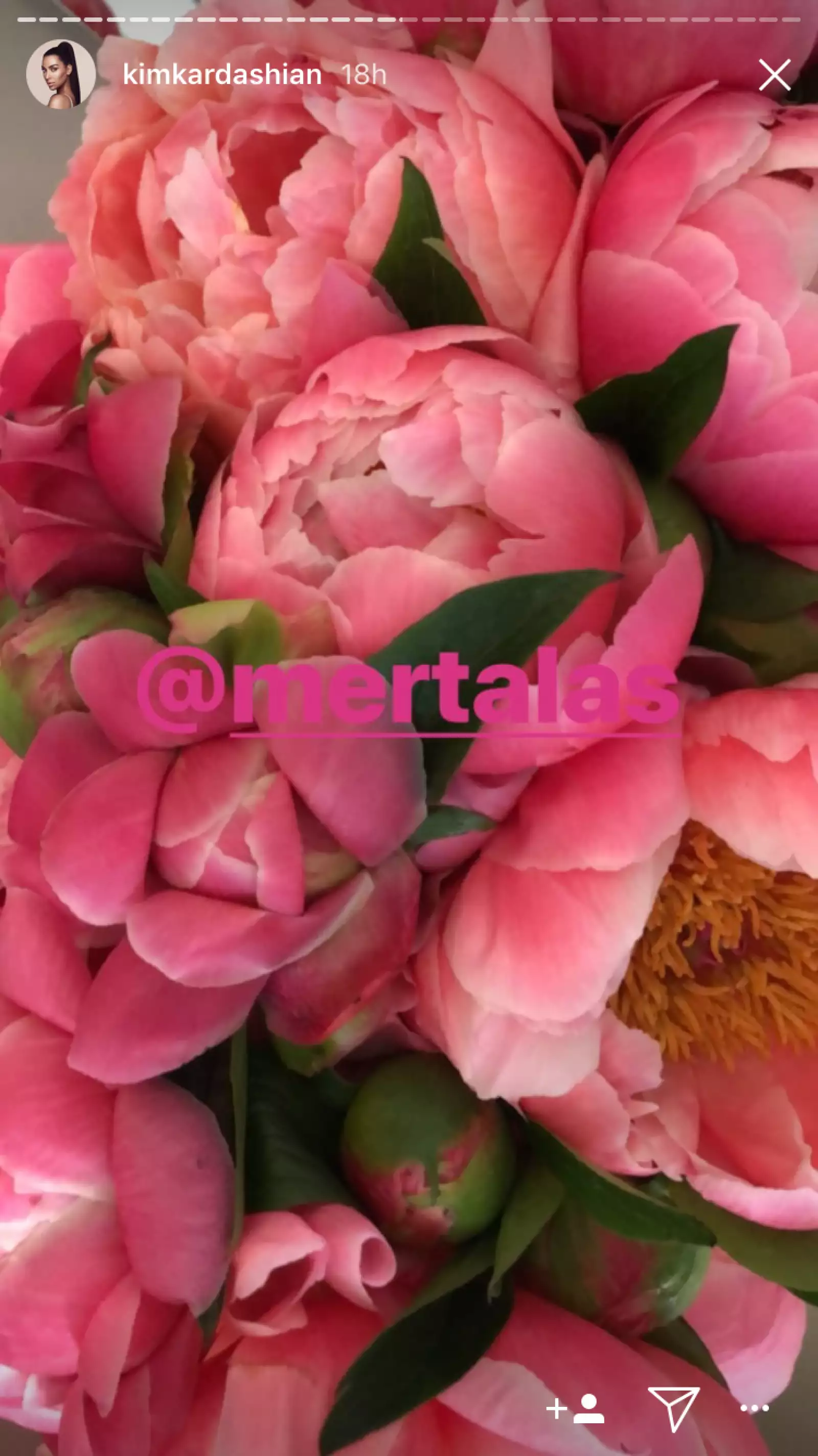 Kim Kardashian recibió decenas de flores por su cumple 37