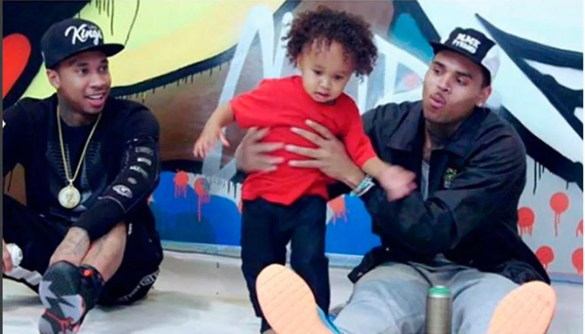 El niño conviviendo con Chris Brown.