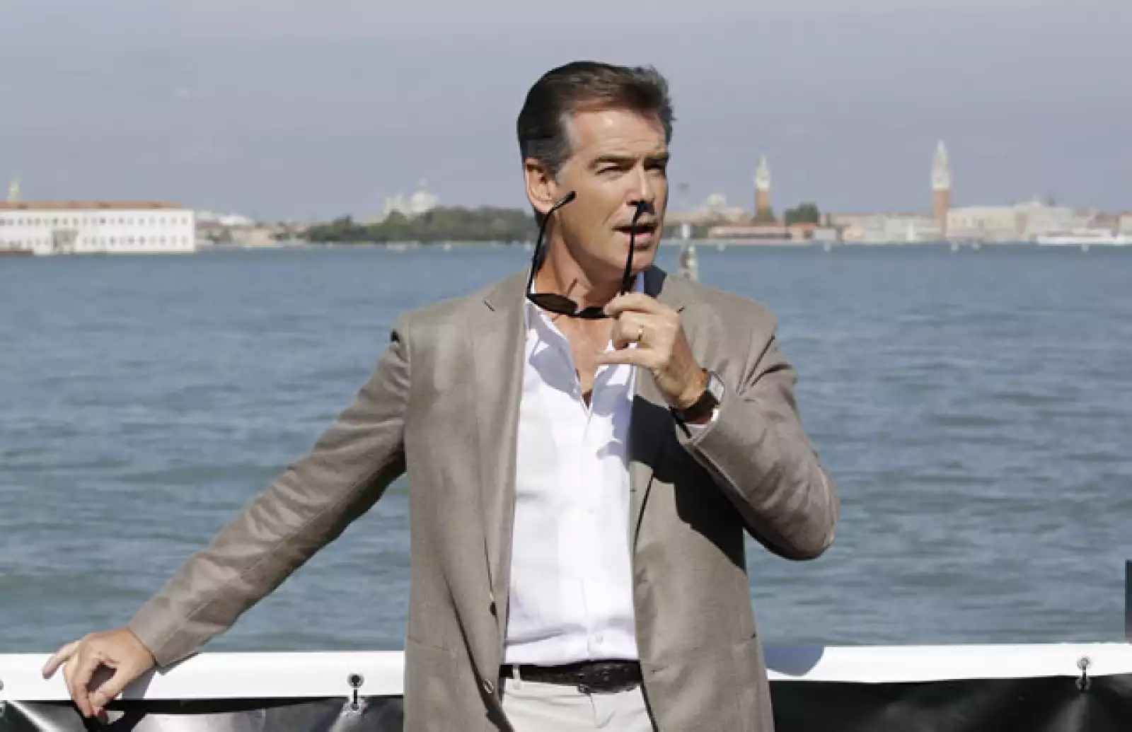 Pierce Brosnan disfrutó la brisa del mar.
