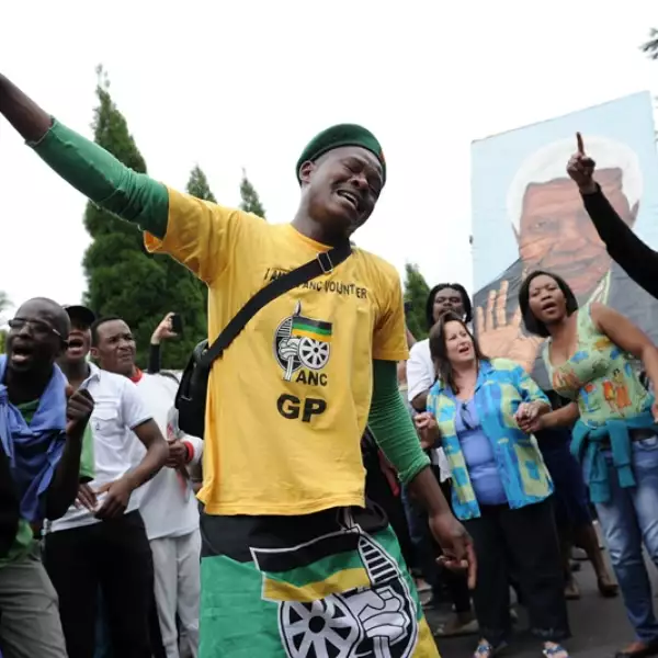 hombres cantando por Nelson Mandela