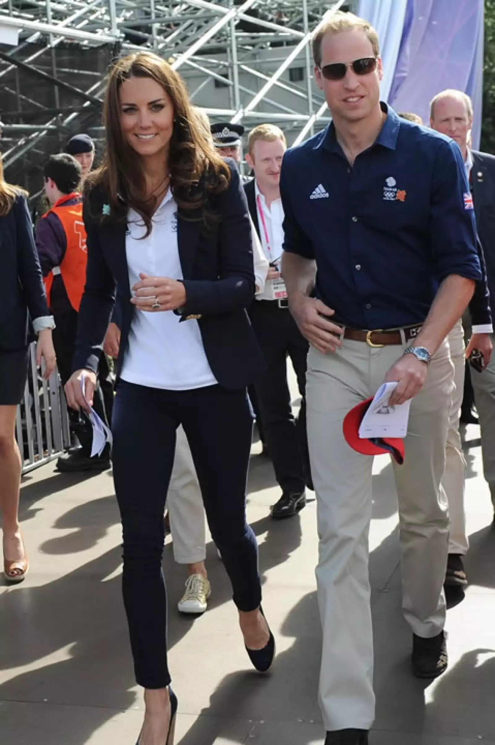 La duquesa de Cambridge opta por un look monocromático y clásico.