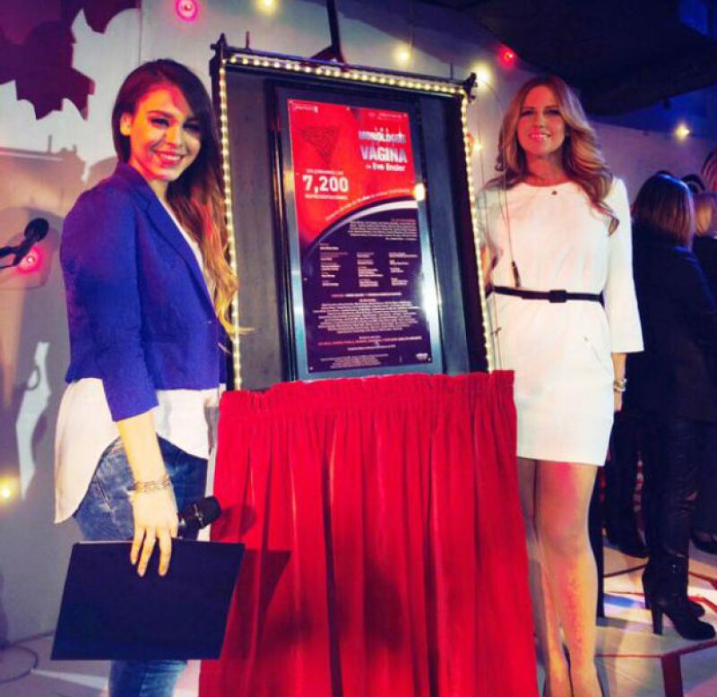 Danna Paola develó la placa de 7,200 representaciones de Monólogos de la Vagina junto a Raquel Bigorra.