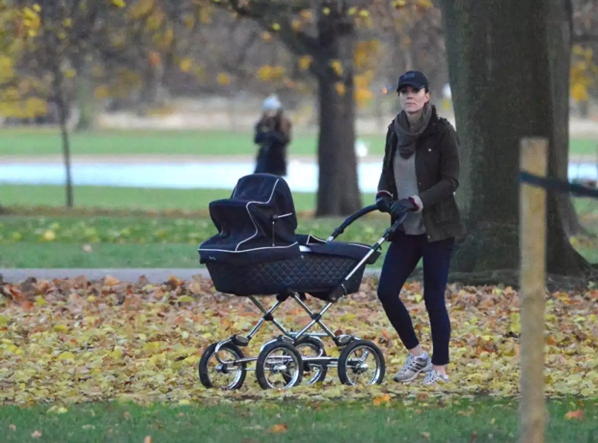 La Duquesa de Cambridge fue vista cuando daba una caminata junto al futuro rey de Inglaterra, quien viajaba cómodo en una lujosa carriola.