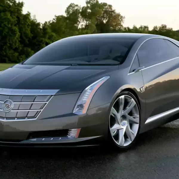 El sistema utiliza la electricidad como fuente primaria para mover al vehículo, sin utilizar gasolina ni emitir gases contaminantes por el tubo de escape.