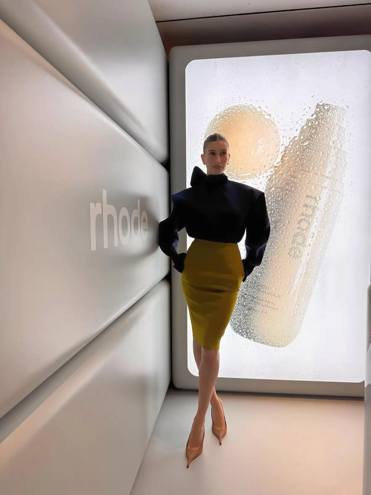 Hailey Bieber falda midi 