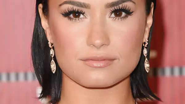Demi Lovato: Nos encantó su sleek back hair y sus pestañas de impacto.