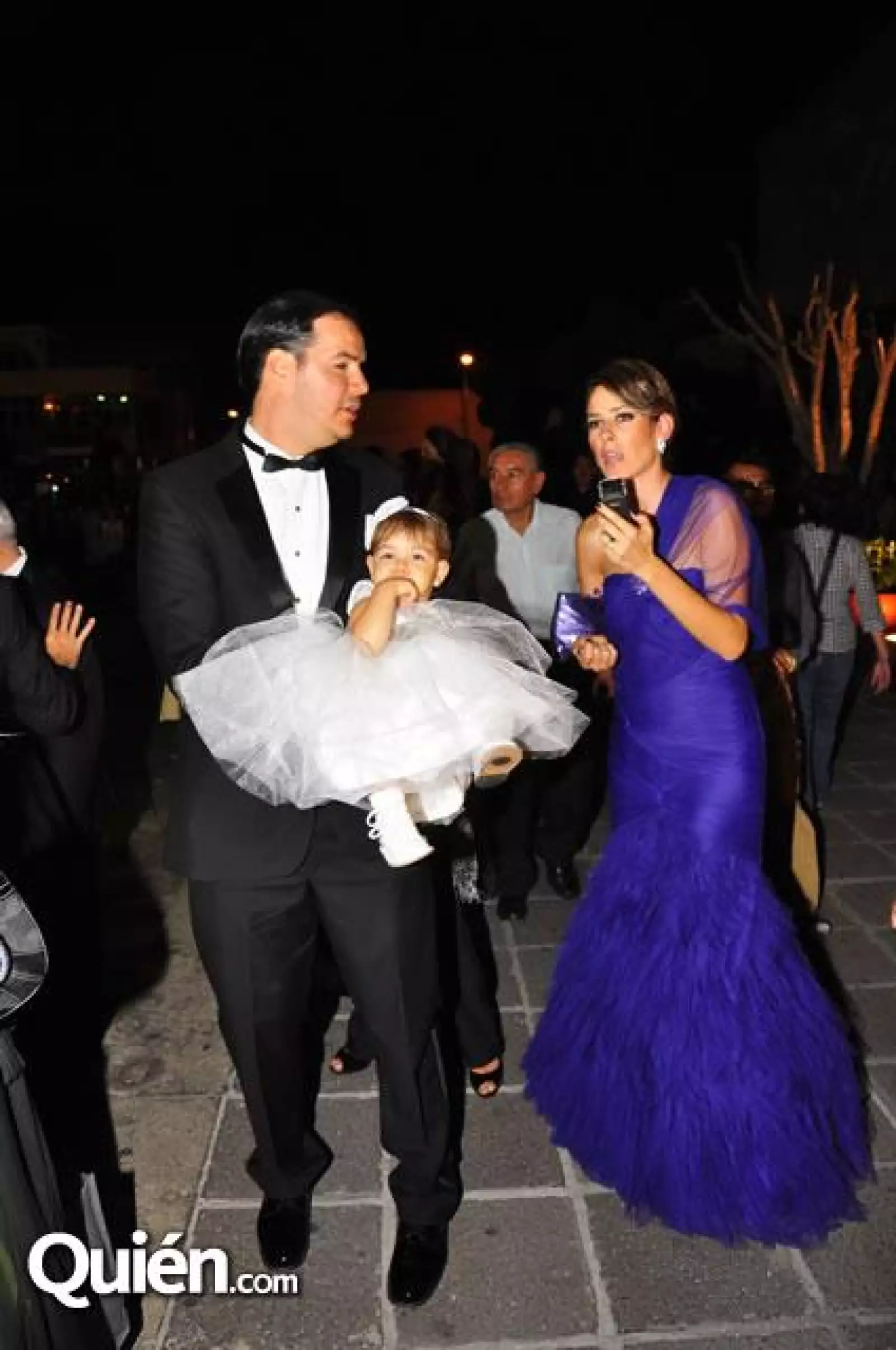 Raúl Gonzalez,Alina Bracamontes con mini Ali