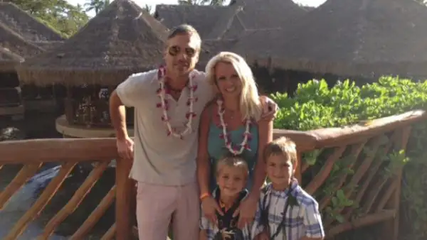 Britney Spears celebró en Hawaii con su prometido y sus dos hijos.