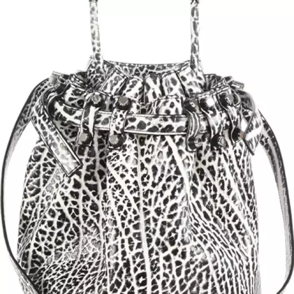 Nos encanta jugar con contrastes, diviértete combinando ésta de Alexander Wang.