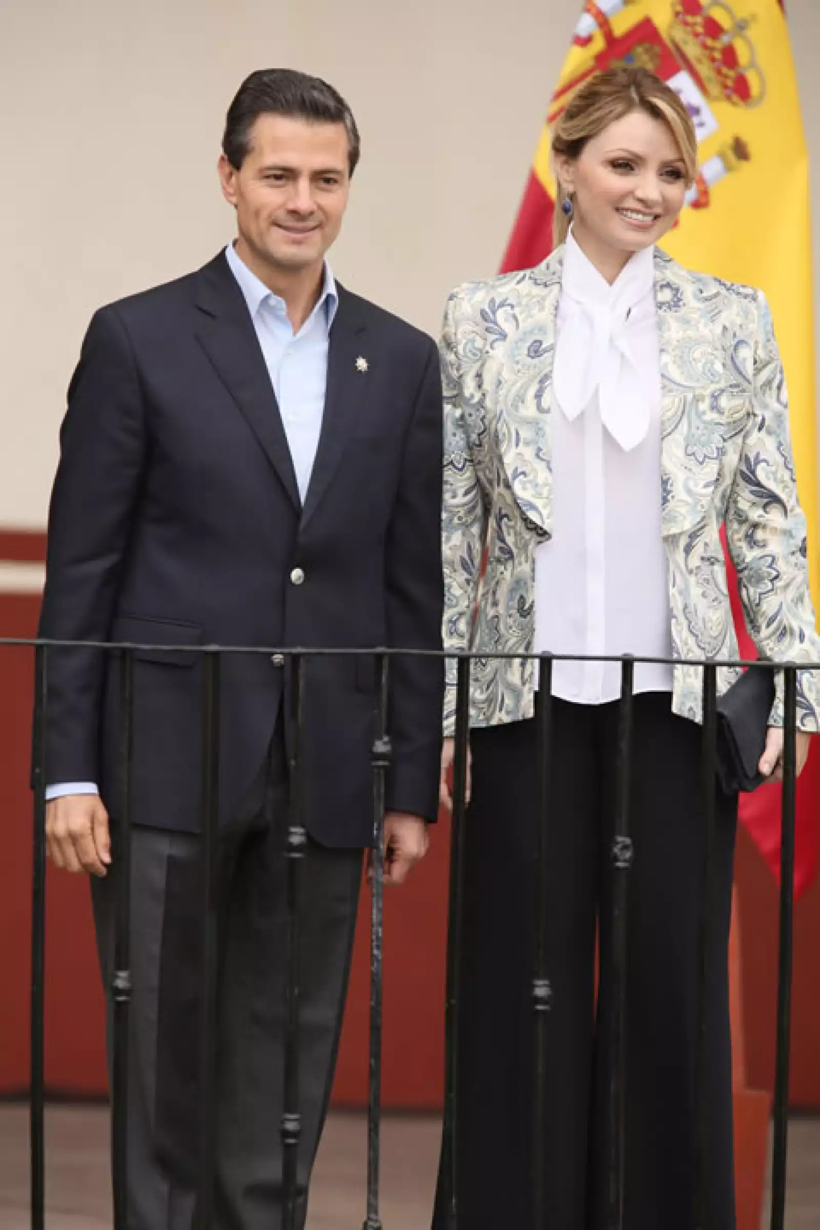 Angélica Rivera portó un saco estampado, una blusa blanca y unos pantalones negros.