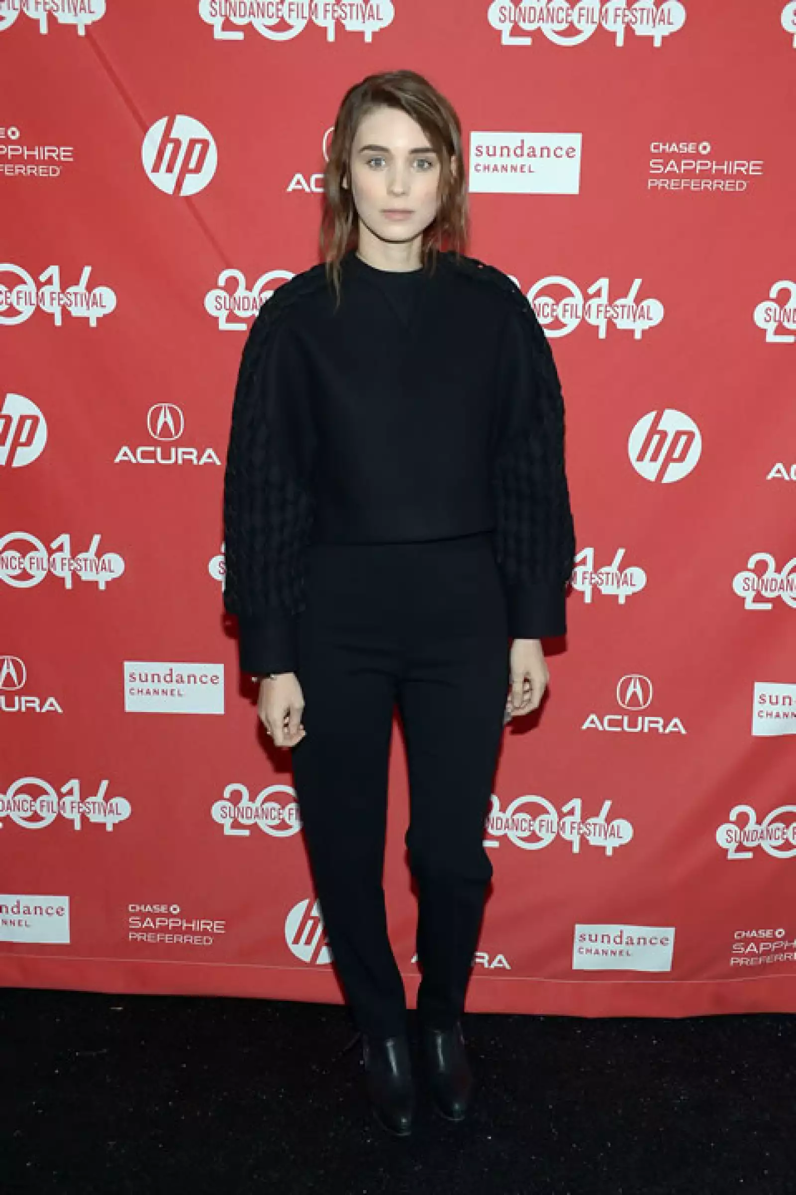 Rooney Mara se fue por un look monocromático totalmente negro y voluminoso en la premiere de  `The One I Love´.