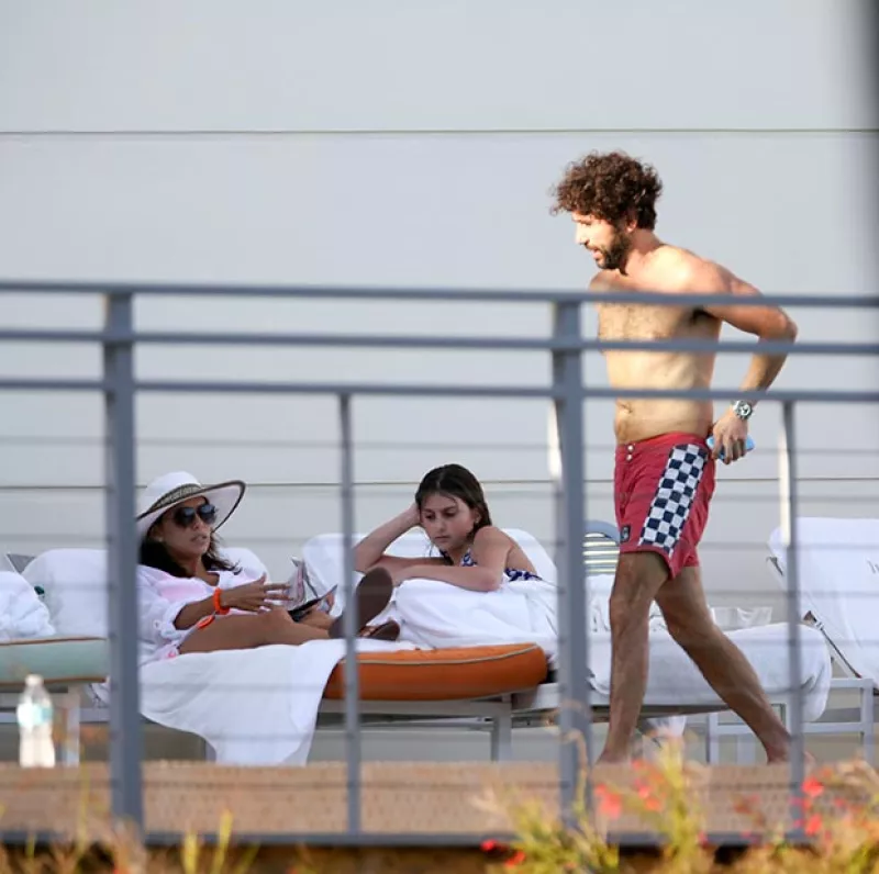 La actriz y el empresario mexicano fueron fotografiados disfrutando de un día en la alberca con Mariana, fruto del matrimonio de diez años de Bastón con la actriz Natalia Esperón.