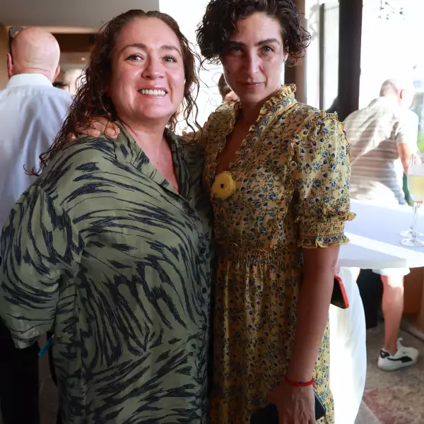 Lizzy Cancino y Gardi Emmelhainz 