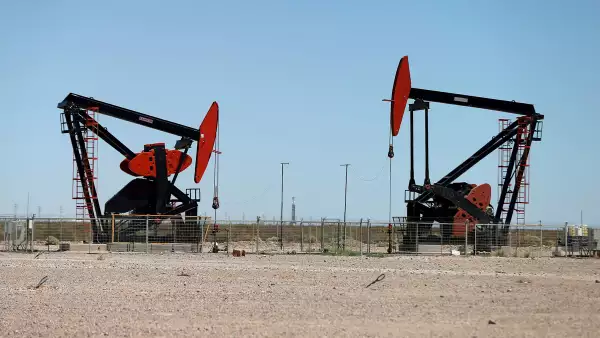 (Bombas en un depósito de petróleo)