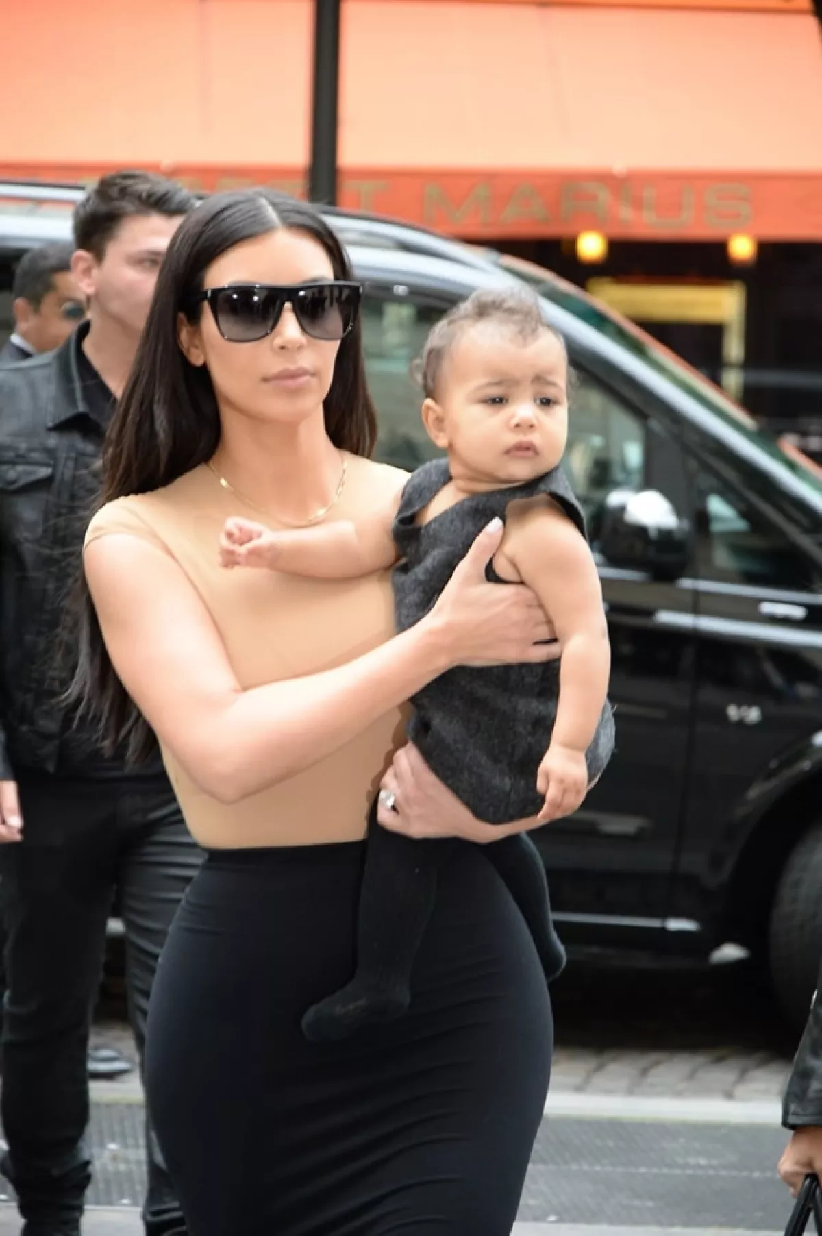 Finalmente este 20 de mayo salió a la calle con la pequeña North, es de las contadas veces en las que la hemos visto en la calle con su hija.