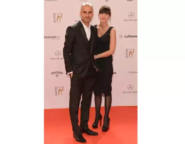Como toda una estrella, Pep Guardiola desfiló junto a su esposa Cristina.
