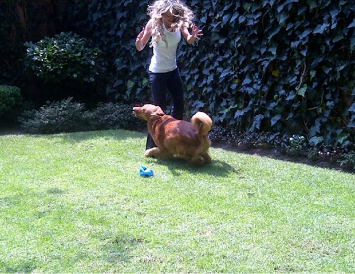 Vanessa Huppenkothen y Fido.