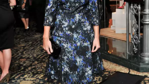 Beatriz de York usó un vestido con motivos florales en una cromática fría apra el evento.