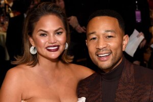 Chrissy Teigen y John Legend durante los Critic's Choice Awards. (Getty Images)