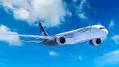 Un avión de color blanco con el logo de la empresa Aeroméxico surcando el cielo de color azul con blanco.jpg