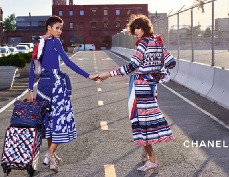 Una de las grandes pasiones de Karl Lagerfeld es la fotografía y toma todas las imágenes de sus campañas como la de Spring/Summer 2016, ilustrada aquí.