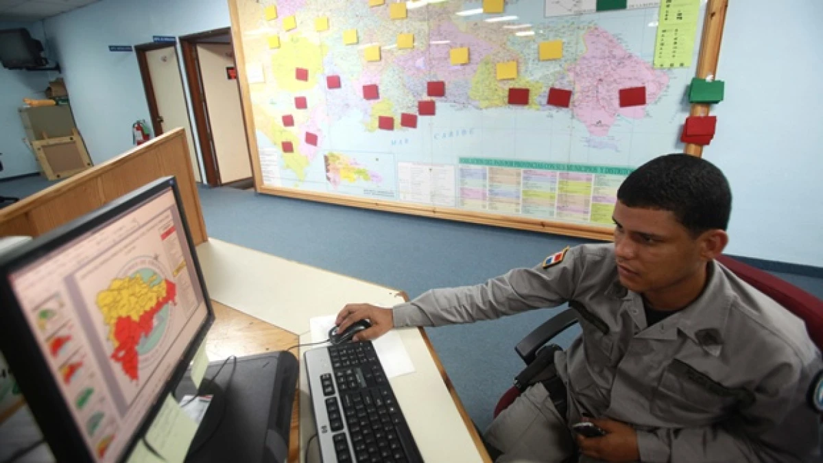 trabajador del centro de operaciones de emergencias observa evolucion de la tormetna tropical