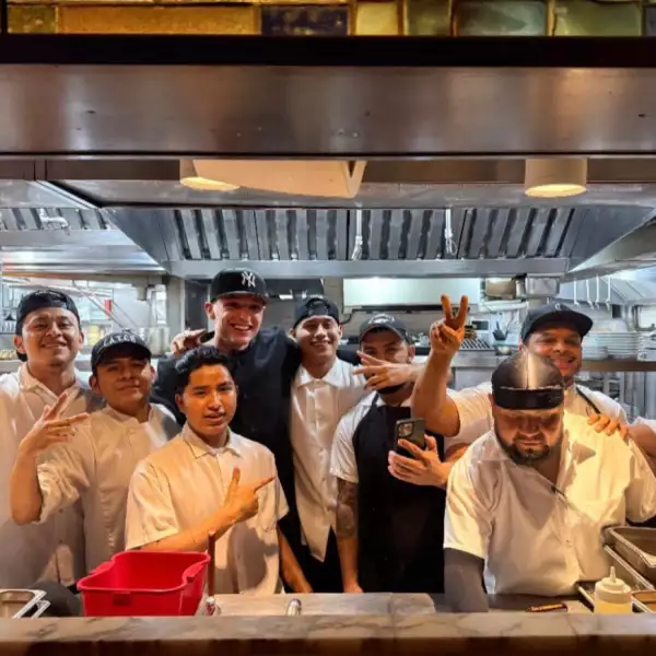 Peso Pluma visita Catch NYC, el restaurante en Nueva York donde trabajó como mesero