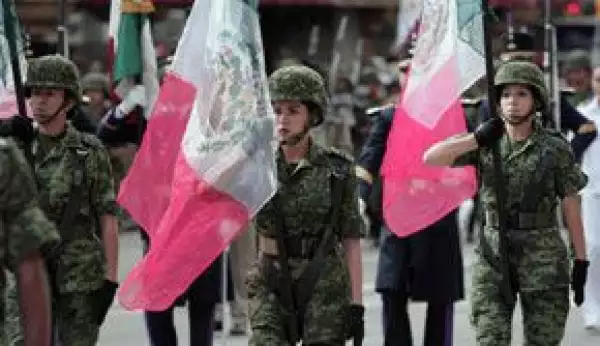 En un hecho histórico, las mujeres fueron las encargadas de dar inicio al desfile Militar.
