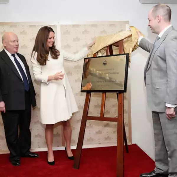 Al término de su visita, Kate develó una placa en la que marcaba su paso por el set de grabación de Downton Abbey.
