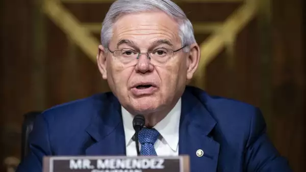 El senador estadounidense Robert Menéndez, presidente del Comité de Relaciones Exteriores del Senado, habla durante una audiencia sobre la "Revisión de la solicitud de presupuesto del Departamento de Estado del año fiscal 2023", en Washington, DC, el 26 de abril de 2022.