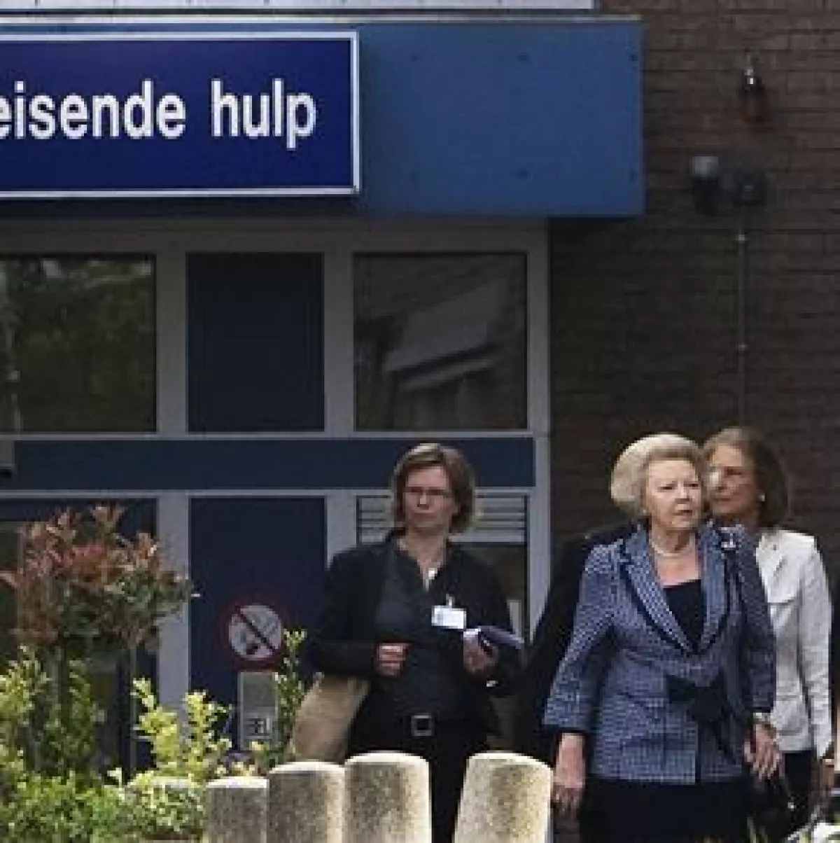 La soberana estuvo en el hospital de Zwolle y mostró su apoyo a los lesionados de la tragedia ocurrida la semana pasada, en donde un hombre atropelló a varios en el desfile por el Día de la Reina.