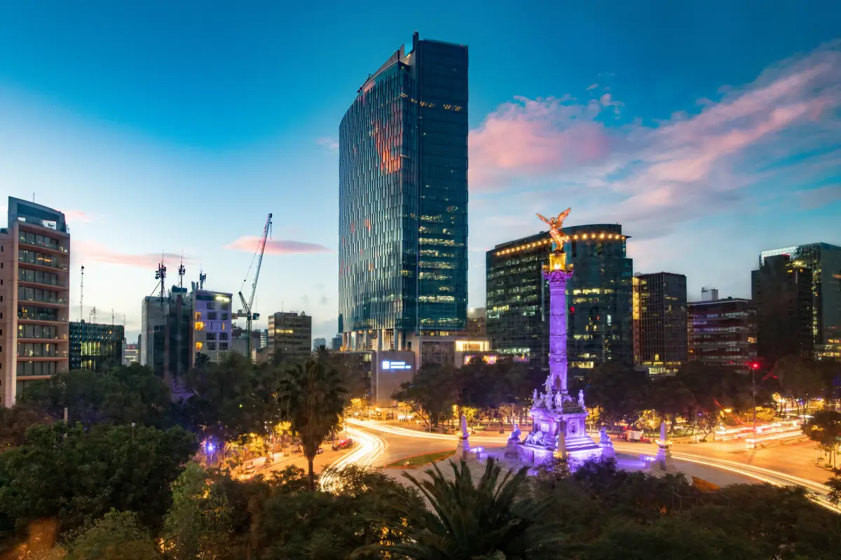 Foto panorámica de avenida Reforma en la Ciudad de México. 