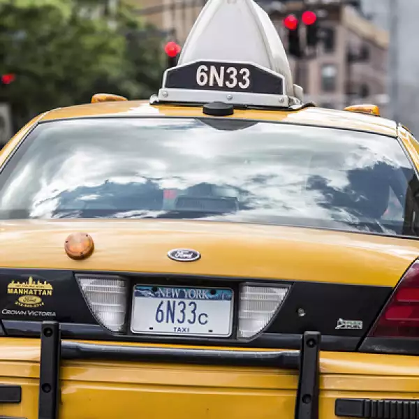 Las unidades en la ‘Gran Manzana’ conservan el tradicional amarillo que hemos visto en diversas películas estadunidenses.