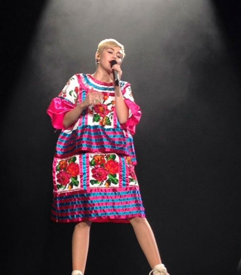 En su concierto en la Ciudad de México, Miley sorprendió al hacer un particular homenaje a México con este vestuario típico.