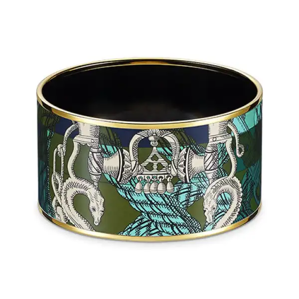 Las bangles están súper in. Amará las opciones de Hermès con estampados.