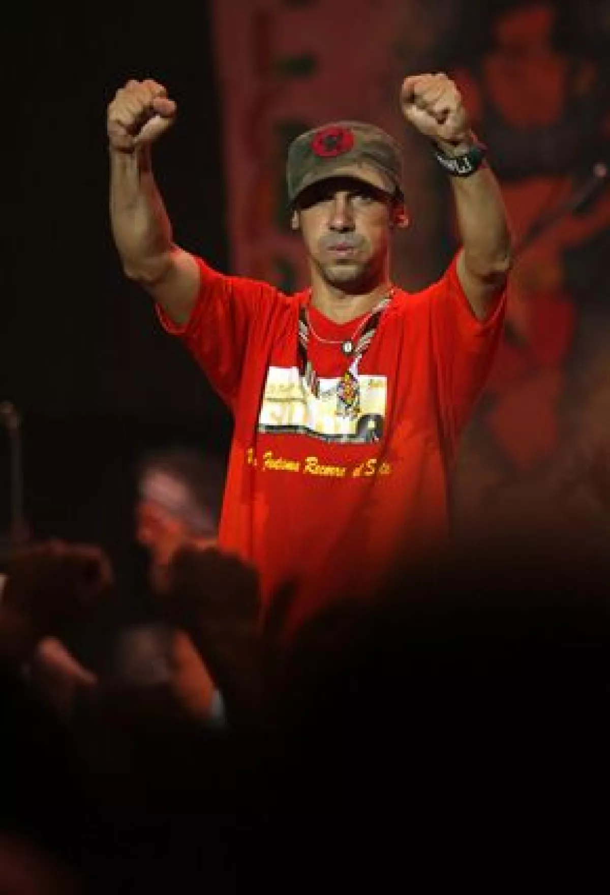 Se determinará si el cantante violó un artículo constitucional que prohibe a extranjeros inmiscuirse en asuntos de política.