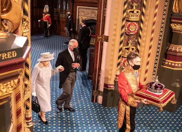 reina Isabel II y el Príncipe Carlos