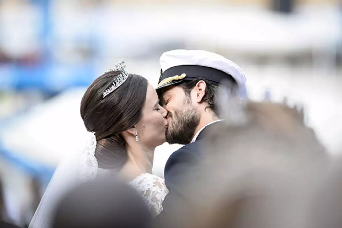 El primer beso de los novios fue frente a todos sus invitados.