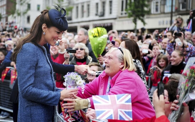 Kate Middleton conviviendo con los asistentes.