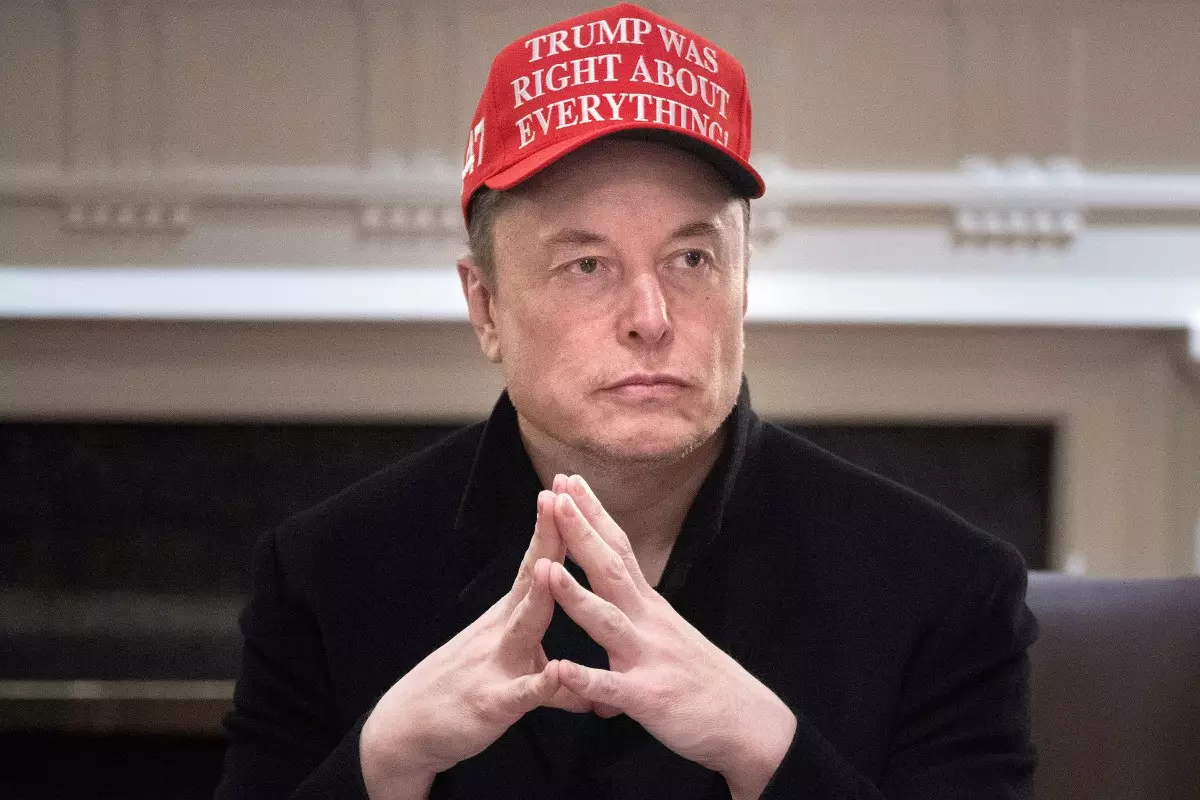 Elon Musk observa durante una reunión de gabinete en la sala de gabinete de la Casa Blanca el 24 de marzo de 2025 en Washington, DC. Elon Musk, la persona más rica del mundo, está preparando un gran impulso de gasto para ayudar a los republicanos a mantener el control del Congreso en las elecciones intermedias de noviembre, informó Axios el 30 de julio de 2026.