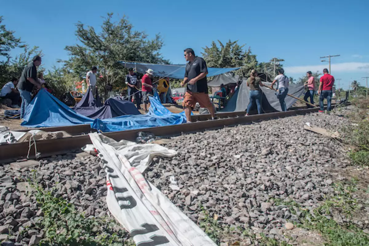Mestros manifestantes en vías ferroviarias de Michoacán