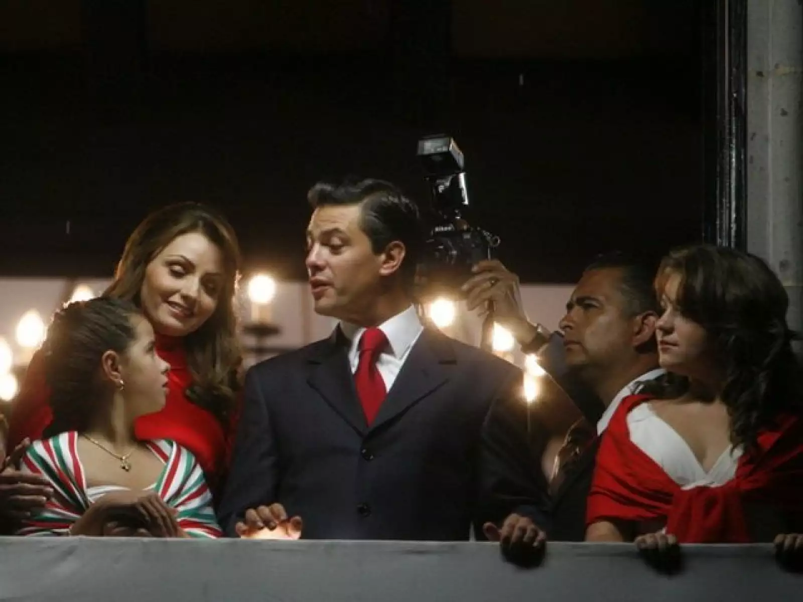 Él parecía que le explicaba cosas a Nicole, quien atentamente veía a su papá y a La Gaviota.