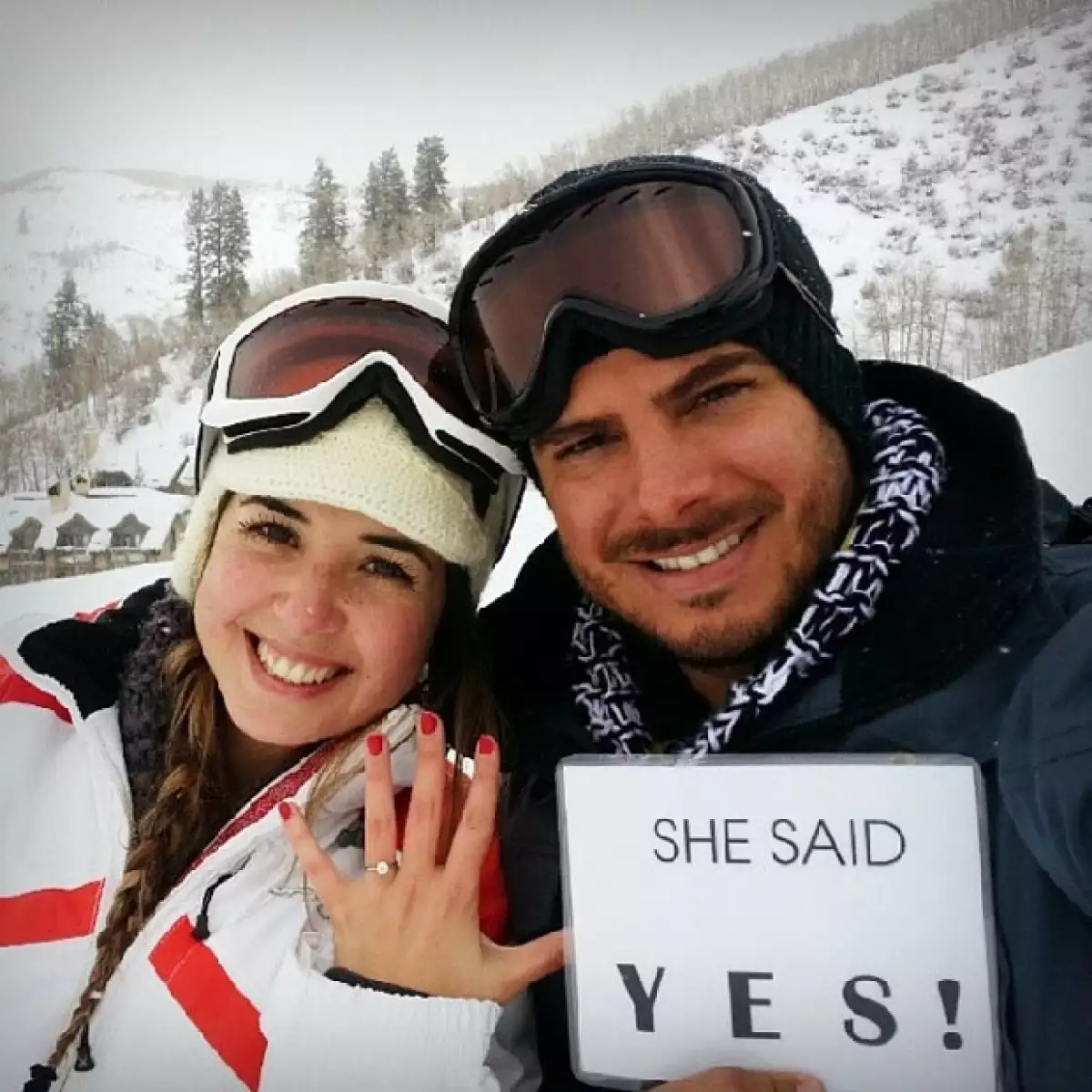 El 10 de febrero de este 2014 Héctor compartió una foto para dar a conocer la noticia. `She said yes´, escribió en su cuenta de Instagram junto a esta imagen.