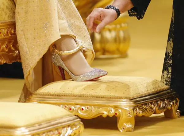 Zapatos Christian Louboutin con incrustaciones de diamantes.