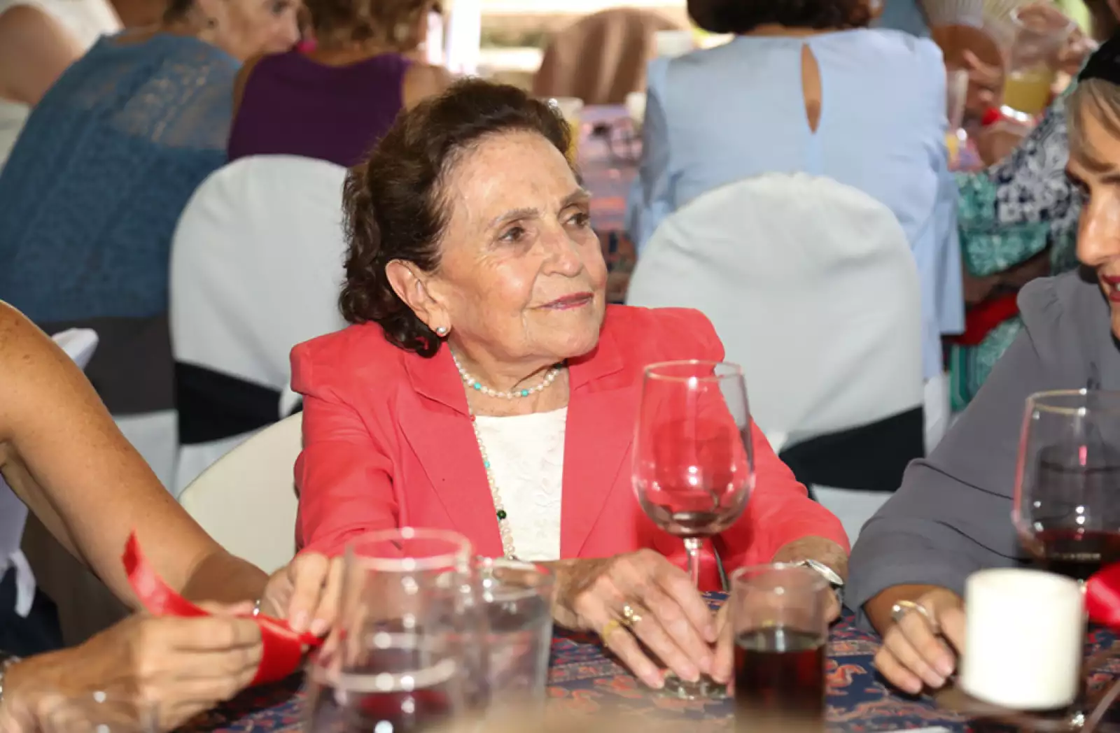 Rosita Watanabe entre amigas